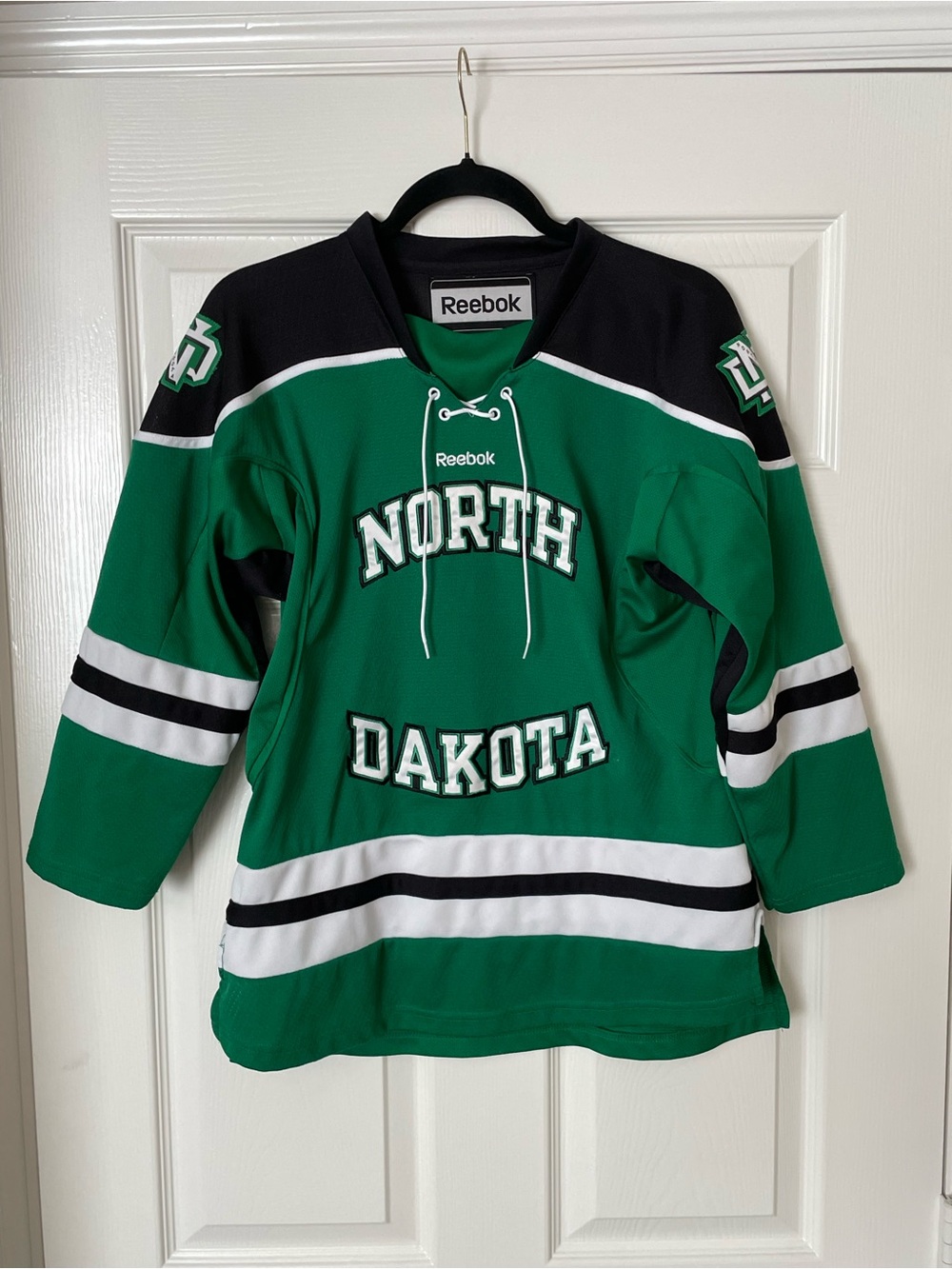 Reebok North Dakota Fighting Sioux Hockey Jersey Sweater - Youth Large / XL